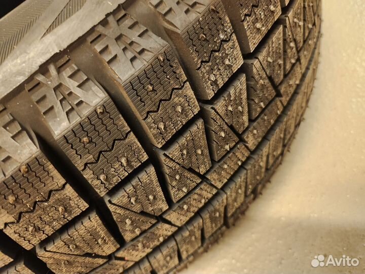 Bridgestone Blizzak Revo GZ 215/60 R17 96S