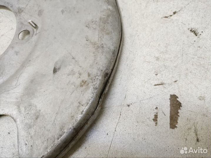 Щиток тормозного диска передний правый Cadillac