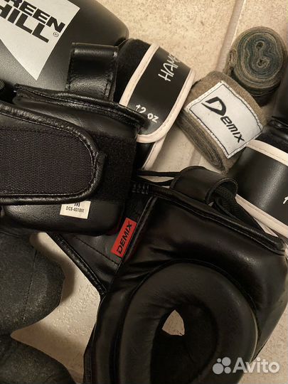 Боксерский шлем и перчатки