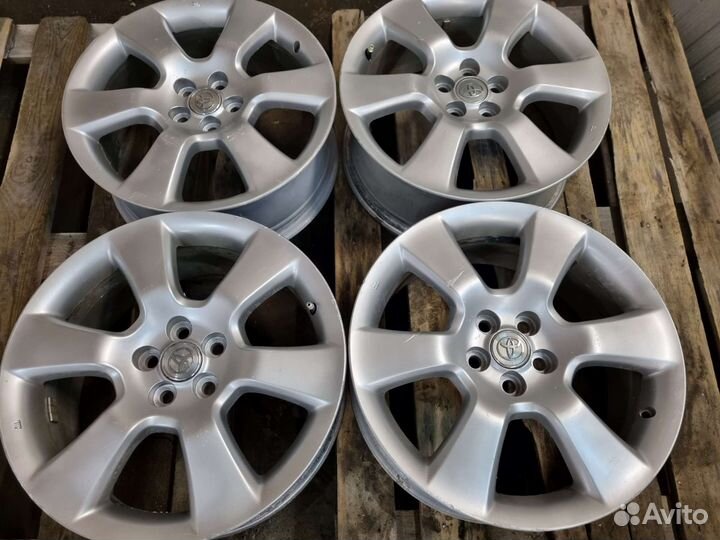 Комплект оригинальных литых дисков Toyota