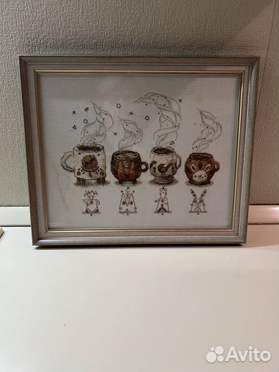 Картина вышитая крестом в рамке со стеклом