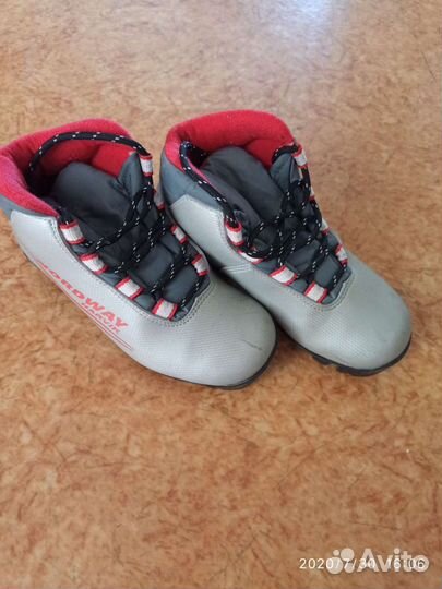 Лыжные ботинки