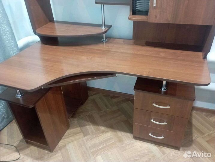 Кровать и компьютерный стол