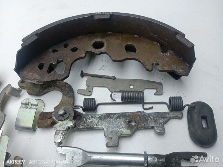 Колодки тормозные задние левые Mitsubishi Delica