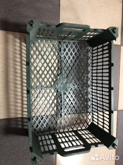 Банановые и пластмассовые ящики