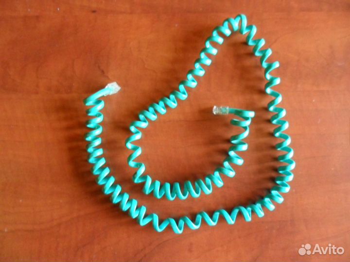 Витой шнур и телефоная трубка цвета морской волны