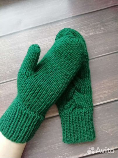 Вязаные варежки женские