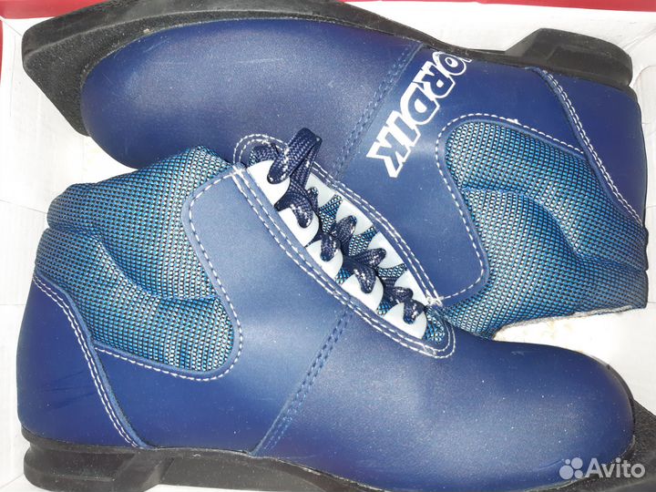 Лыжные ботинки и лыжи