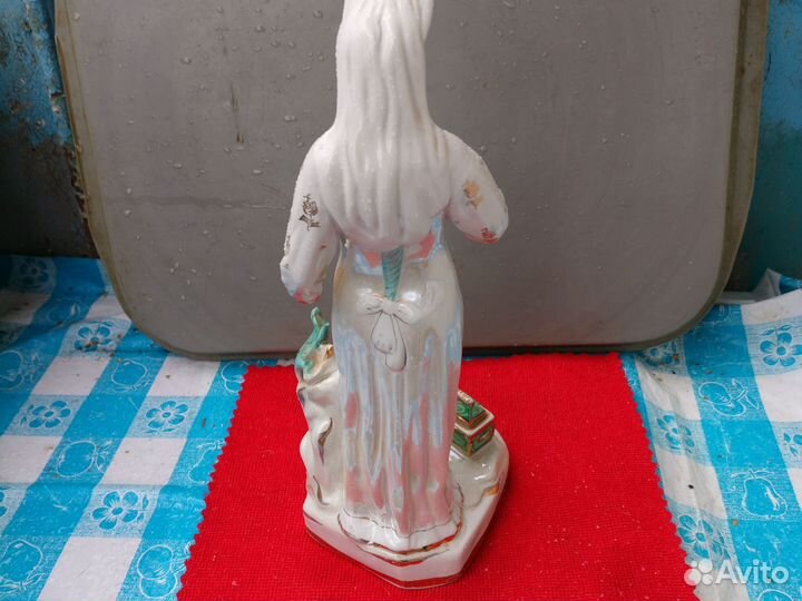 Фарфоровая статуэтка