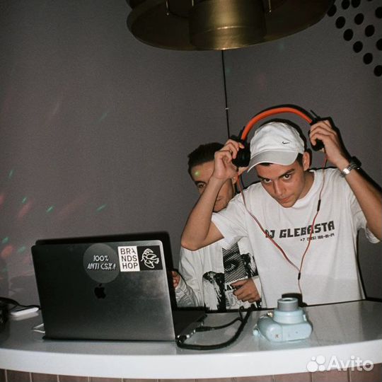Диджей с оборудованием