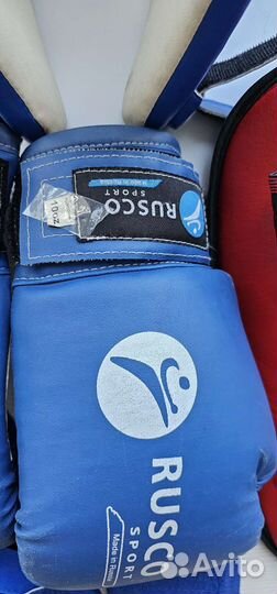 Перчатки, шлем, защита голени, бинты. экипировка