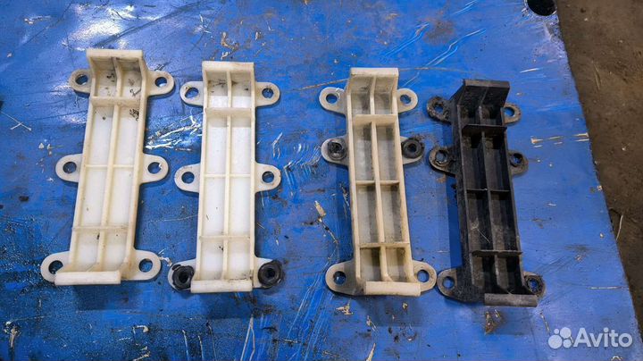 Направляющая бампера Audi 80 893807477D 893807477