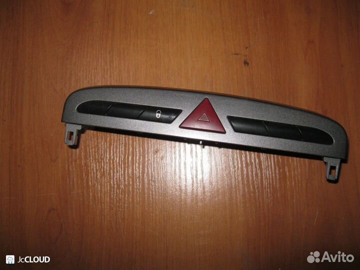 Кнопка центрального замка на peugeot 308 4E, 4A/C