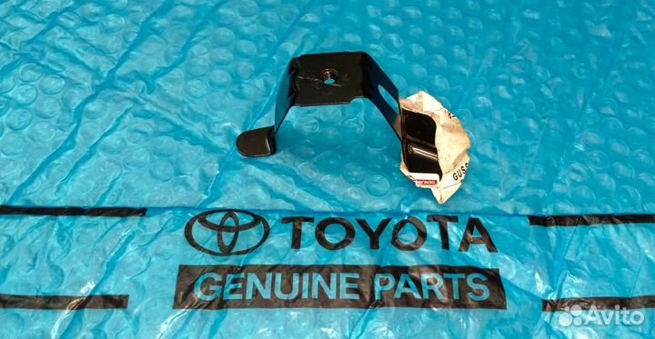 Крепление крыла на суппорте фары Камри 53823-33030