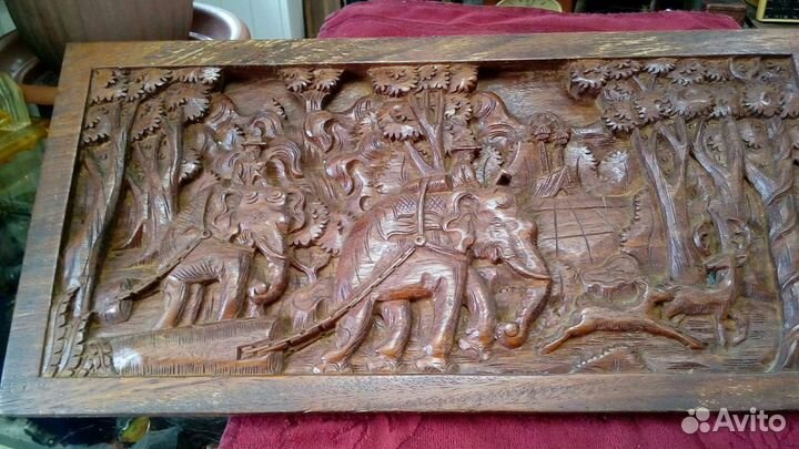 Панно из красного дерева
