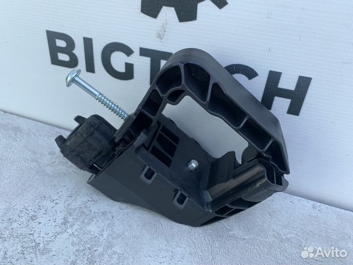 Кронштейн радиатора Mercedes A2535010520