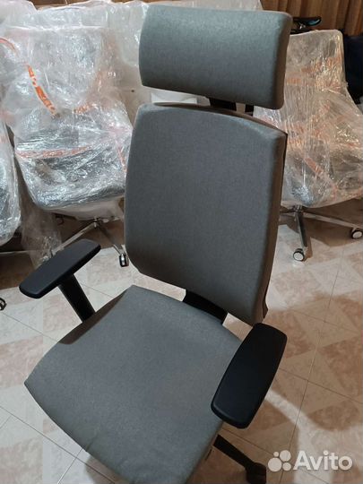 Офисное/компьютерное кресло с подголовником