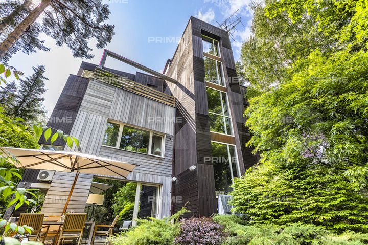 Дом 900 м² на участке 17 сот.