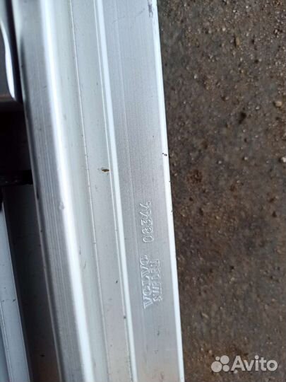 Направляющая правая с крючками в багажнике