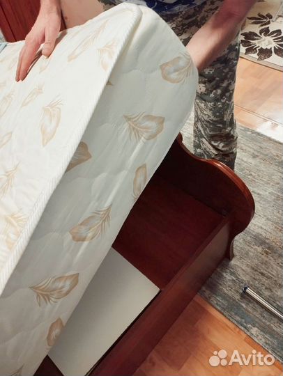 Кровать двухспальная с матрасом 140 200