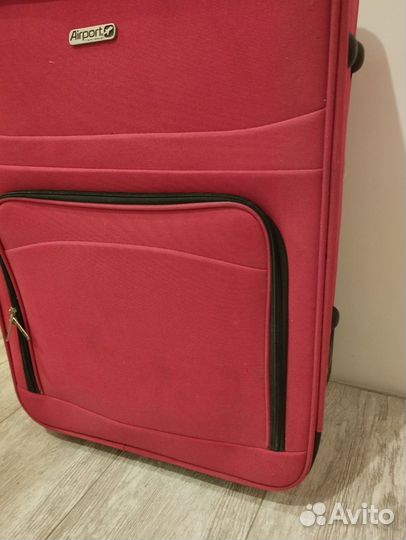 Чемодан с поломанной ручкой