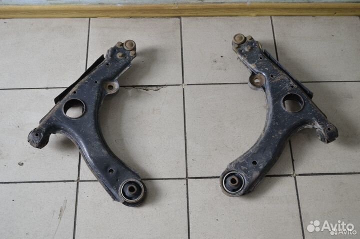 Рычаг передний левый VW Passat B3