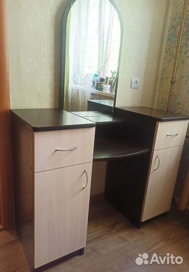 Туалетный столик с зеркалом