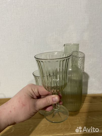 Бокалы из цветного стекла и графин