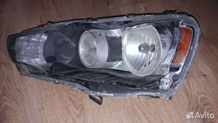 Левая фара на Митсубиси Лансер 10