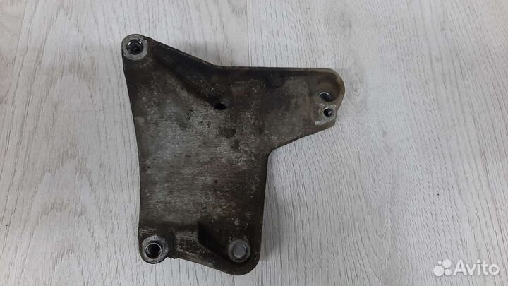 Кронштейн компрессора кондиционера Audi A6 C6 BBJ