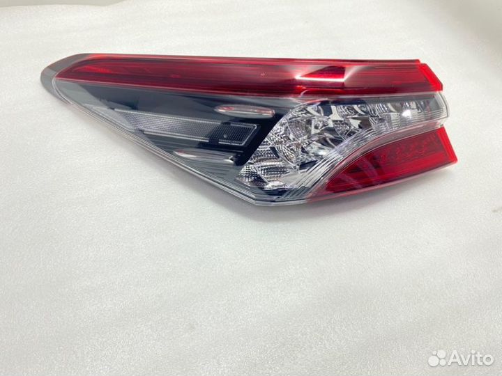 Фонарь наружный задний левый Toyota Camry V70/V75