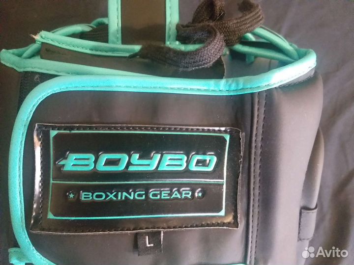 Боксерские перчатки, шлем и щитки