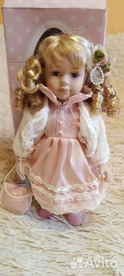 Кукла фарфоровая