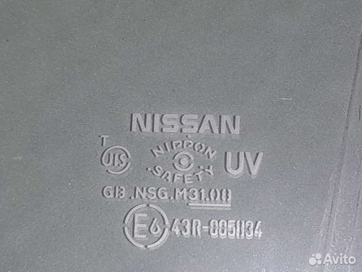 Боковое стекло