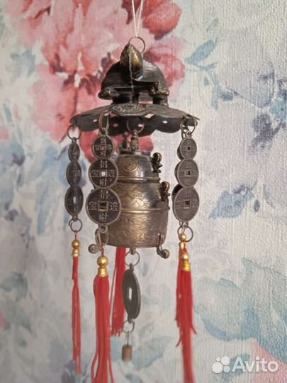 Черепаха с колокольчиком и монетой