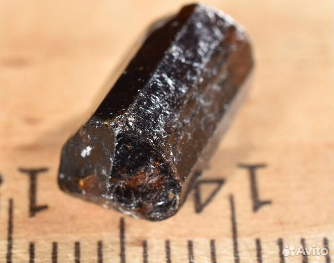 Турмалин дравит. Двухголовый кристалл