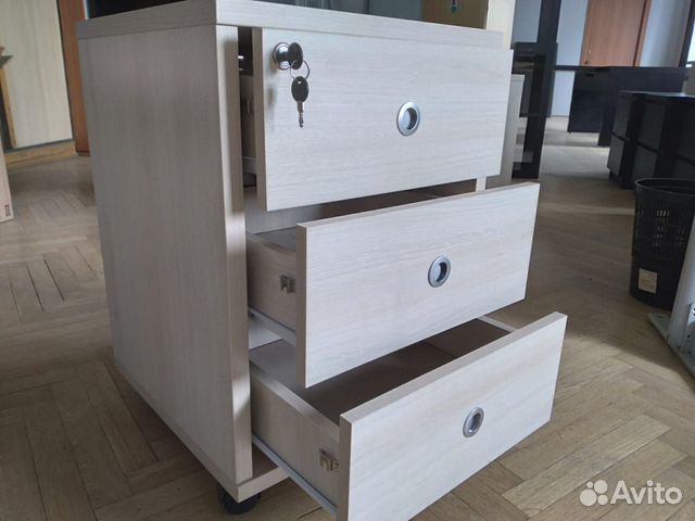 Тумба выкатная, 3 ящика с центральным замком