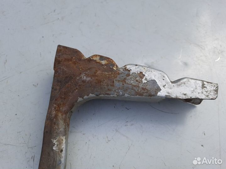 Кронштейн крыла левый нижний Audi A6 C5