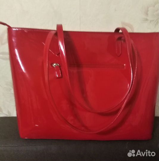 Красная лаковая сумка