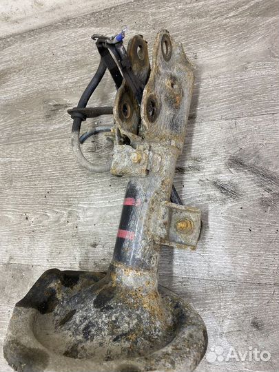 Амортизатор передний правый Mitsubishi Lancer