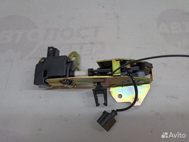 Замок стекла багажника Volkswagen Touareg 7L AXQ