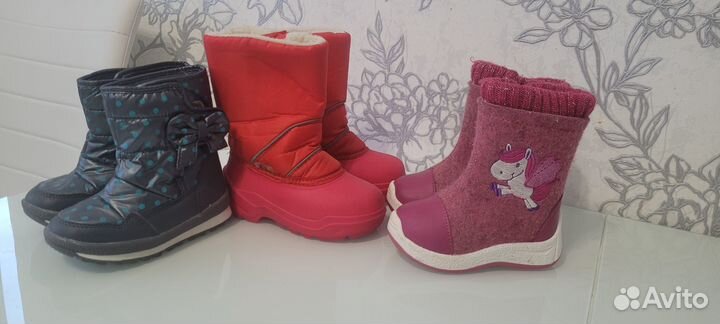 Много обуви на девочку