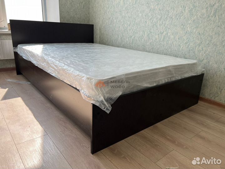 Кровать с матрасом в комплекте
