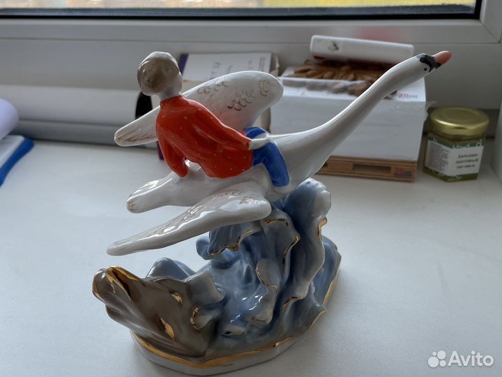Фарфоровая статуэтка 