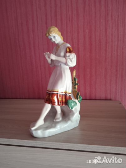 Статуэтка фарфор СССР девушка у плетня высота 29