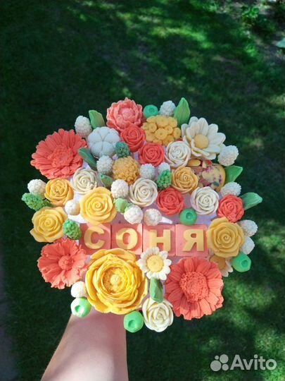 Букеты из шоколада в шляпных коробках