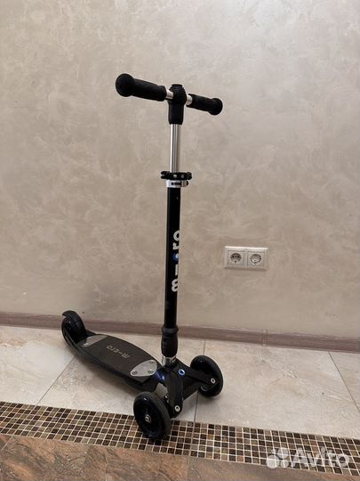 Micro Kickboard Compact Black со сменной ручкой