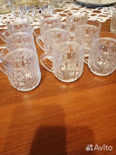 Стеклянные кружки и стопки