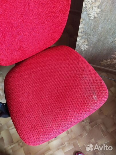 Компьютерный стул на колёсиках