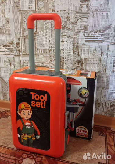Стол-чемодан с инструментами